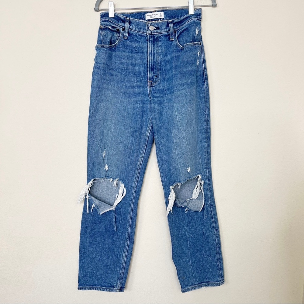 Abercrombie & Fitch Curve Love The 90s Straight
Ultra‎ High Rise Jean Destroyed